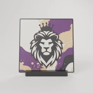 Leo Energy – филаментна картина 20×20 на стойка, отпред